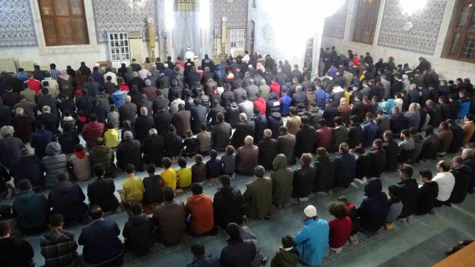 Deprem Bölgesi Kilis’te İlk Teravih Namazına Yoğun İlgi