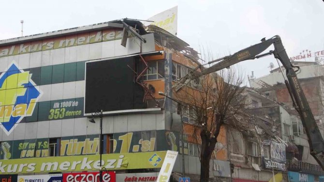 Malatya’da Ağır Hasarlı Binaların Yıkımı Sürüyor