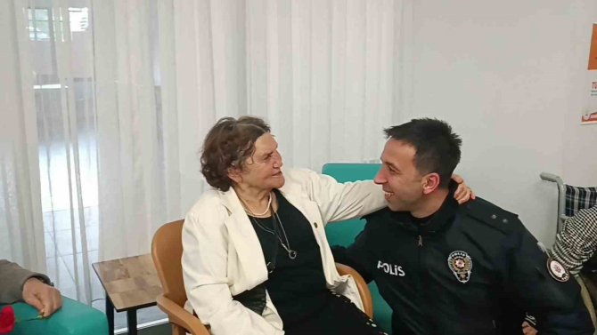 İ̇zmir’de Polisten Huzurevine Duygulandıran Ziyaret