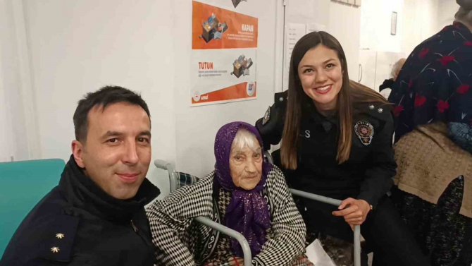 İ̇zmir’de Polisten Huzurevine Duygulandıran Ziyaret