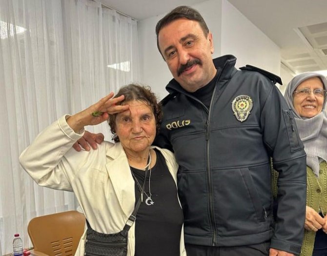 İ̇zmir’de Polisten Huzurevine Duygulandıran Ziyaret