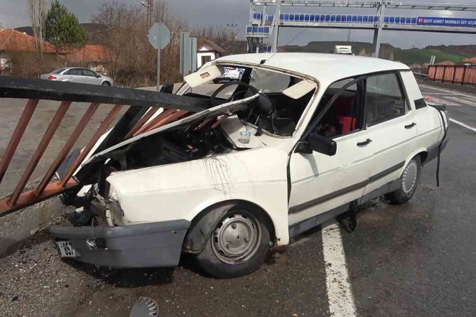 Demir Korkuluğa Ok Gibi Saplanan Otomobil Hurdaya Döndü: Sürücü Ağır Yaralı