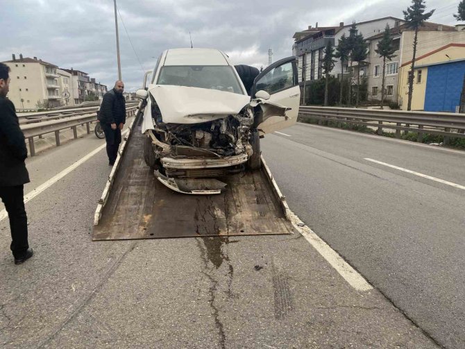 Kocaeli’de Otomobil Bariyerlere Çarptı: 3 Yaralı