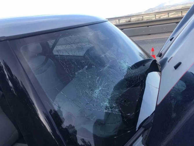 Bilecik’te Kontrolden Çıkan Otomobil Demir Bariyerlere Çarptı