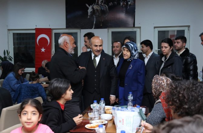 Mardin Valisi Demirtaş, İlk İftarını Depremzede Vatandaşlarla Yaptı