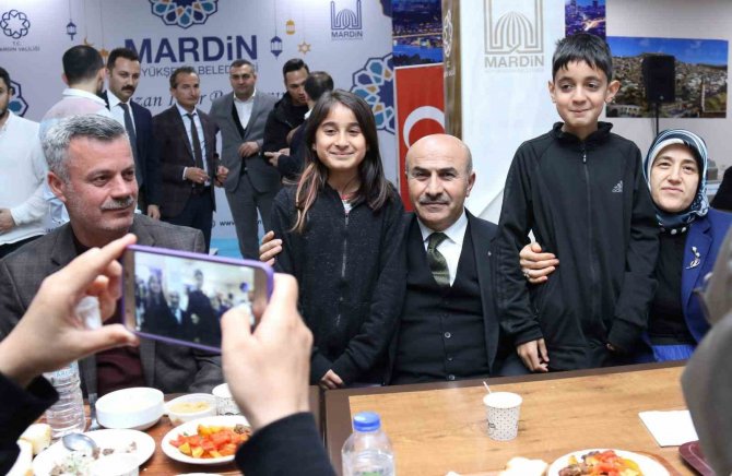 Mardin Valisi Demirtaş, İlk İftarını Depremzede Vatandaşlarla Yaptı