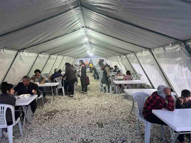 Hatay’daki Bodrum Çadırında Depremzedeler İftar Açtı