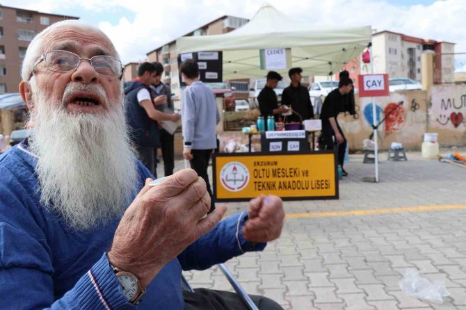 Öğretmen Ve Öğrenciler Depremzedeler İçin Pazarda Çay Sattılar