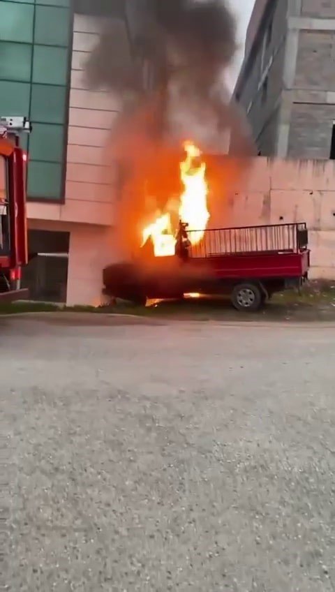 Park Halindeki Kamyonet İşte Böyle Yandı
