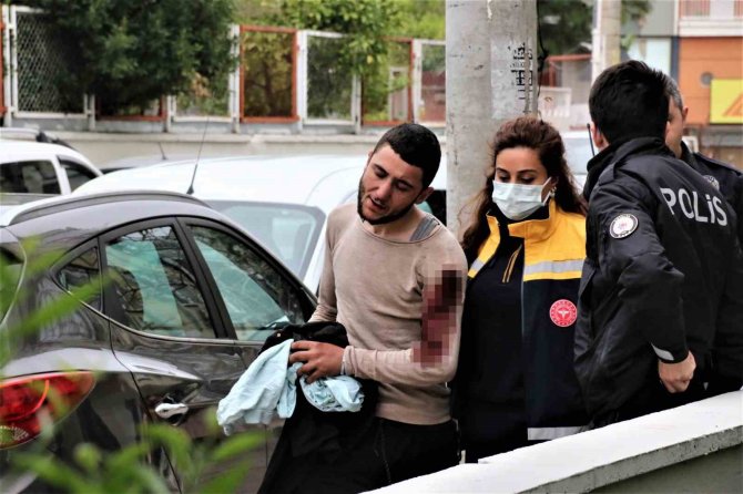 Parkta Bıçaklandı, Annesine Sığındı