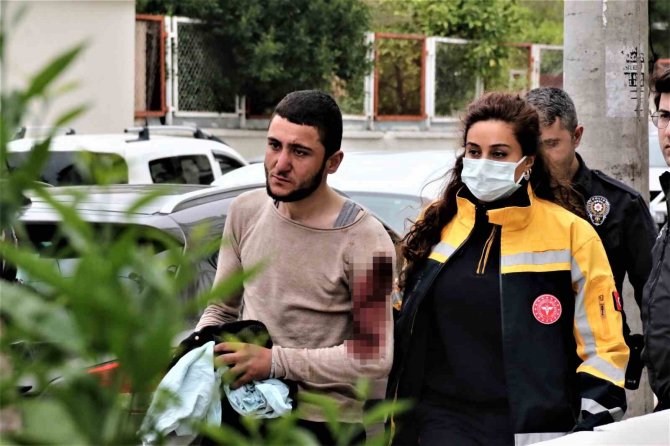 Parkta Bıçaklandı, Annesine Sığındı