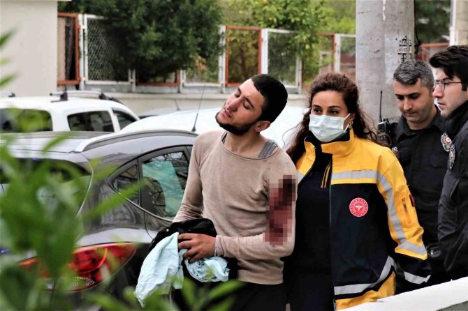 Parkta Bıçaklandı, Annesine Sığındı