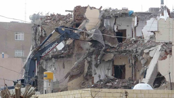 Mardin’in Betonarmeleri Bir Bir Yıkılıyor, Tarihi Doku Ortaya Çıkartılmaya Devam Ediyor