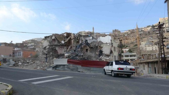 Mardin’in Betonarmeleri Bir Bir Yıkılıyor, Tarihi Doku Ortaya Çıkartılmaya Devam Ediyor