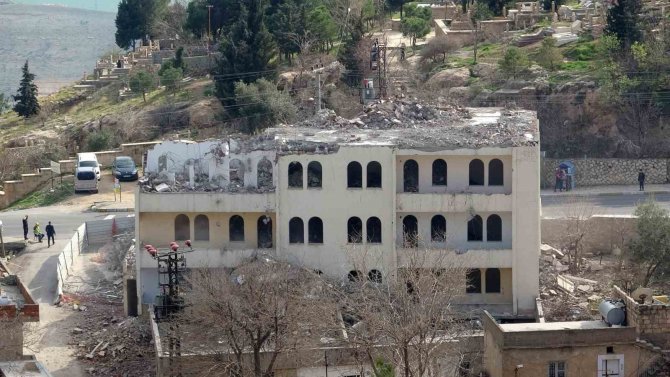 Mardin’in Betonarmeleri Bir Bir Yıkılıyor, Tarihi Doku Ortaya Çıkartılmaya Devam Ediyor