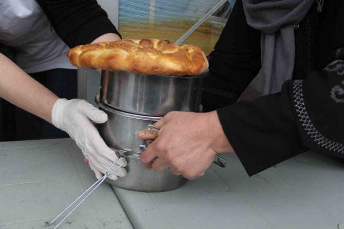 Tekkeköy Belediyesi İftar Ve Sahur Yemekleriyle Afet Bölgesinde