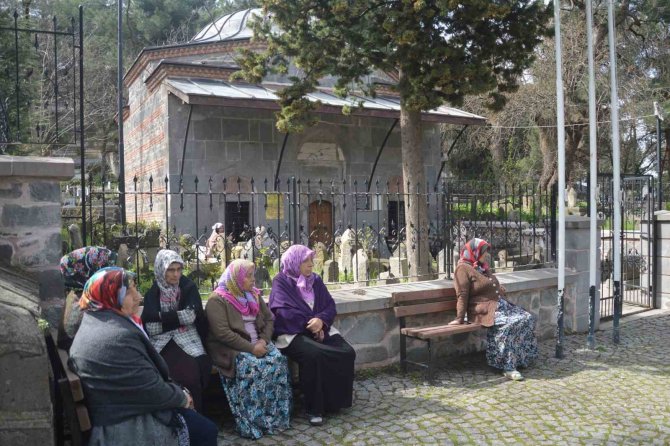 Tarihi Türbede Yarım Asırlık Mukabele Geleneği Yaşatılıyor