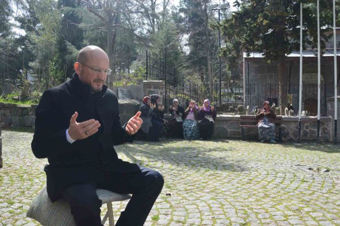 Tarihi Türbede Yarım Asırlık Mukabele Geleneği Yaşatılıyor