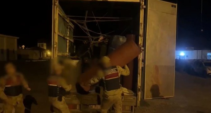 ‘Ev Eşyası Var’ Denilen Kamyonda 60 Göçmen Çıktı