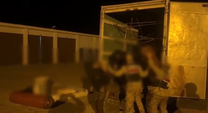 ‘Ev Eşyası Var’ Denilen Kamyonda 60 Göçmen Çıktı