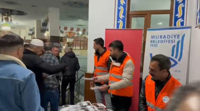 Muradiye Belediyesinden Hurma Ve İmsakiye Dağıtımı