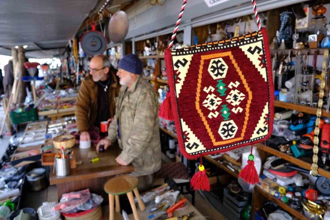 X Kuşağının Popüler Ürünleri Demode Olunca, Şark Köşelerine Süs Oluyor