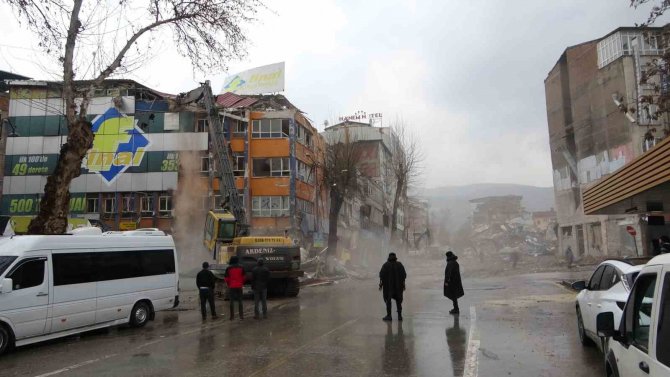 Malatya’da Ağır Hasarlı Binaların Yıkımı Sürüyor