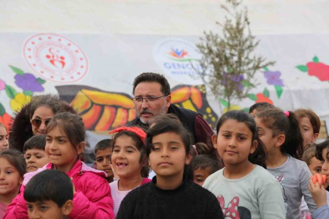 Vali Gökmen Çiçek, Adıyaman’da Depremzede Çocukların Oyun Davetini Kırmadı