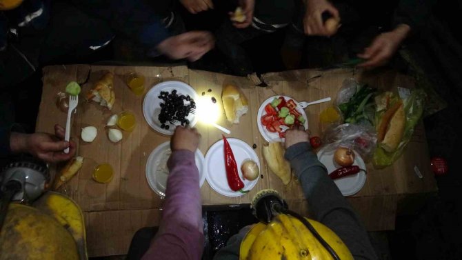 Maden Ocağında İlk Sahur: Yerin Metrelerce Altında Kömür Kazan Madenciler Sahur Yaptı