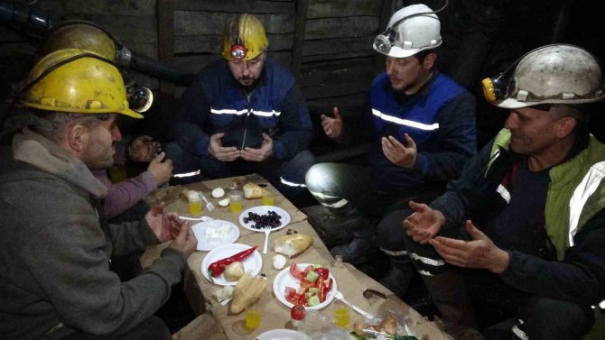 Maden Ocağında İlk Sahur: Yerin Metrelerce Altında Kömür Kazan Madenciler Sahur Yaptı