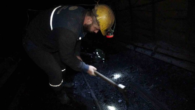 Maden Ocağında İlk Sahur: Yerin Metrelerce Altında Kömür Kazan Madenciler Sahur Yaptı