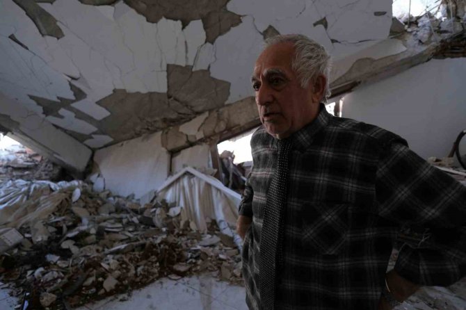 Emekli Müdür, 45 Yıldır Çıkarmadığı Kravatıyla Enkaz Temizliyor