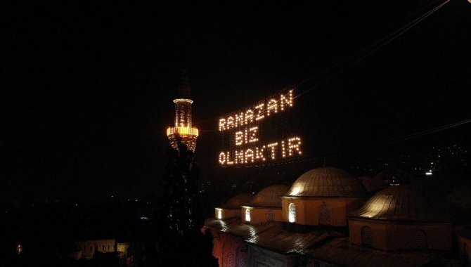 624 Yıllık Ulu Cami’ye Asılan Ramazan Mahyası Geceyi Aydınlattı