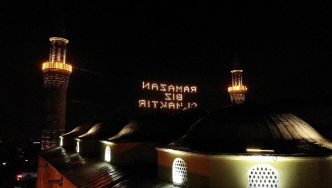 624 Yıllık Ulu Cami’ye Asılan Ramazan Mahyası Geceyi Aydınlattı