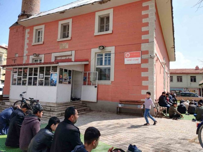 Ramazan Ayının İlk Cuma Namazında Camiler Doldu Taştı