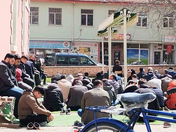 Ramazan Ayının İlk Cuma Namazında Camiler Doldu Taştı