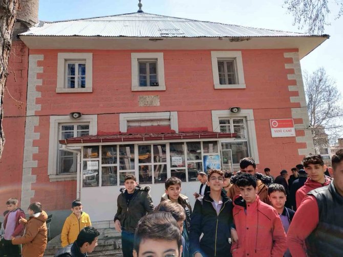 Ramazan Ayının İlk Cuma Namazında Camiler Doldu Taştı