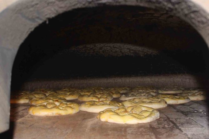 Pideye Lezzeti 40 Yıllık Kara Fırın Veriliyor