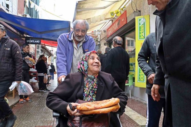 Antalya’da ‘Gizli Hayırlı’ Pide Kuyruğu