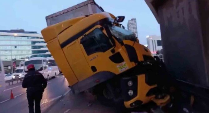 Pendik’te Tır Üst Geçide Çarptı, Şoför Araç İçinde Sıkıştı