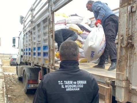Ardahan’dan Deprem Bölgesine Saman, Yem Ve 79 Adet Küçükbaş Hayvan Gönderildi