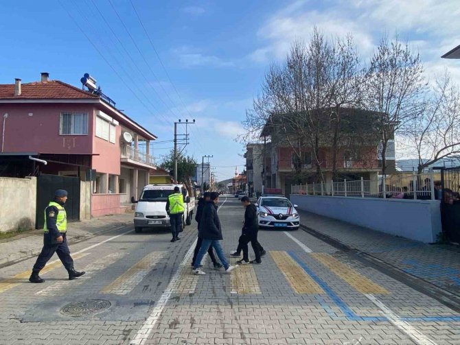 Aydın’da Jandarma Ekipleri Okullarda Trafik Kuralları Ve Servis Eğitimlerini Sürdürüyor