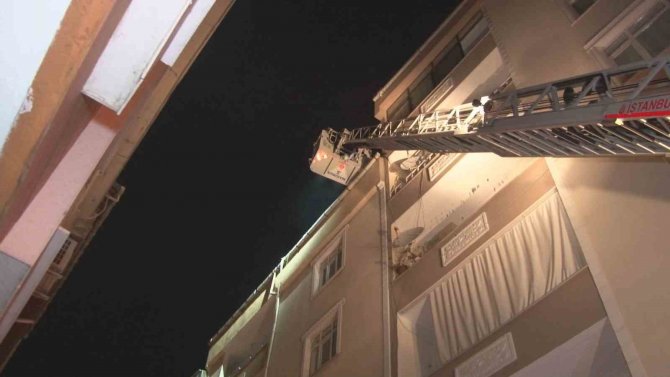 Bağcılar’da Çıkan Çatı Yangını Çevredeki 3 Binaya Sirayet Etti