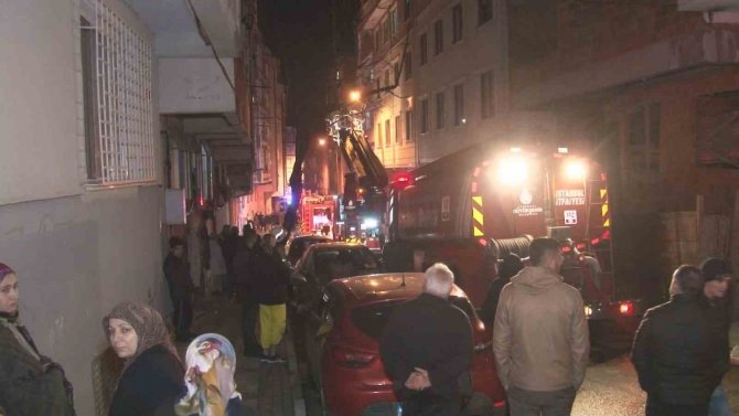 Bağcılar’da Çıkan Çatı Yangını Çevredeki 3 Binaya Sirayet Etti