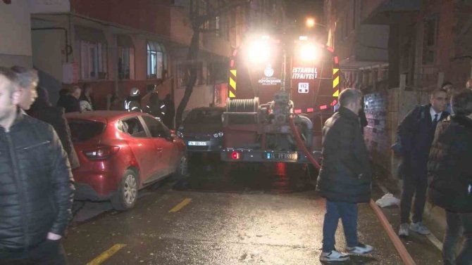 Bağcılar’da Çıkan Çatı Yangını Çevredeki 3 Binaya Sirayet Etti
