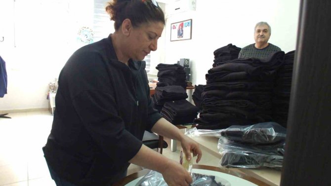 Balıkesir’de Kadınlar Depremzedeler İçin Battaniye Üretiyorlar