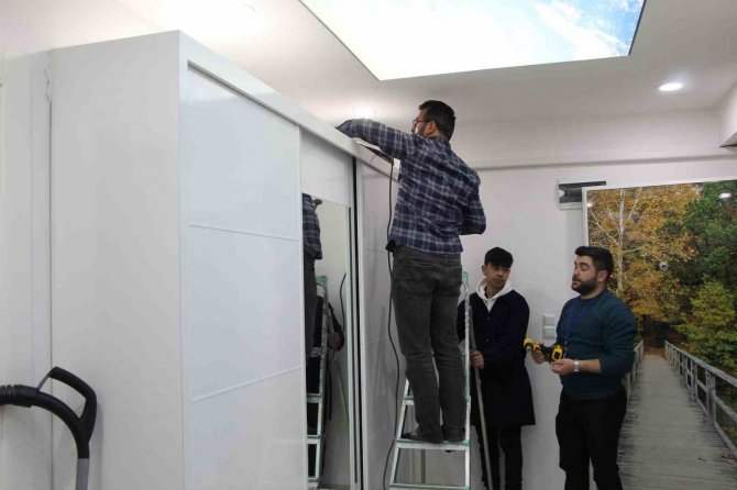 Meslek Lisesi Öğrencileri Depremde Düşmesi Muhtemel Eşyaları Ücretsiz Sabitliyor