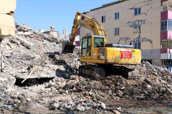 Depremde Enkazda Kalan 1 Milyon Liralık Yem Ve Gıdasını Kurtarmaya Çalışıyor