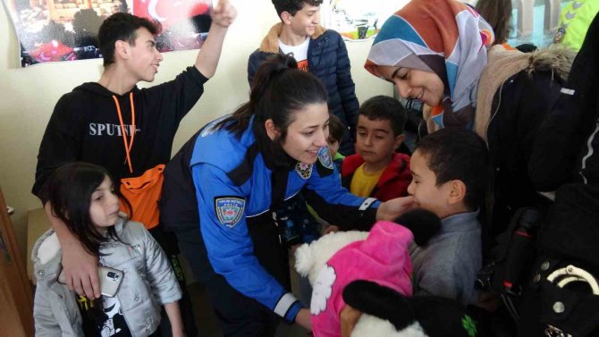 Burdur Polisi Yurtta Kalan Depremzede Çocuklara Oyuncak Dağıttı