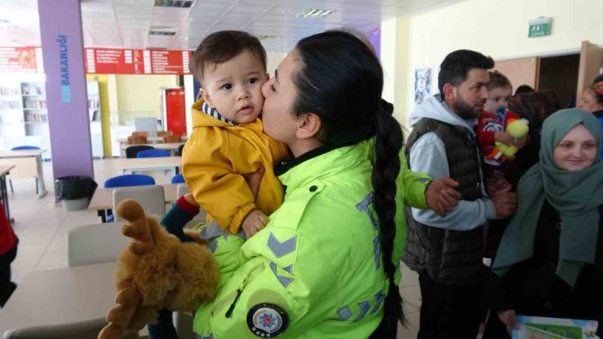 Burdur Polisi Yurtta Kalan Depremzede Çocuklara Oyuncak Dağıttı